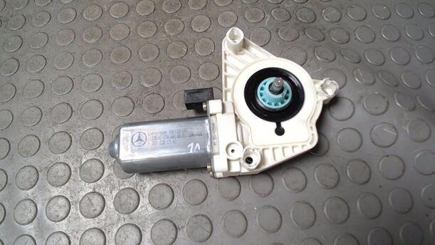 Foto: FENSTERHEBERMOTOR VORN LINKS eines Mercedes-Benz A 200 CDI L