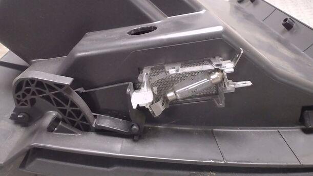 Foto: HANDSCHUFACH eines Opel Meriva 1.6 L