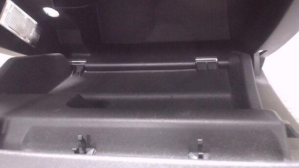 Foto: HANDSCHUFACH eines Opel Meriva 1.6 L