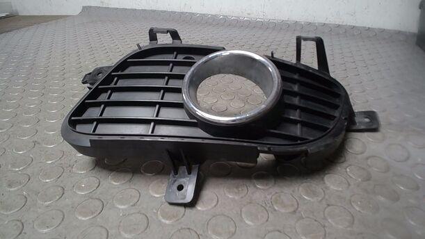 Foto: BLENDE NEBELSCHEINWERFER LINKS eines Mercedes-Benz A 200 CDI L