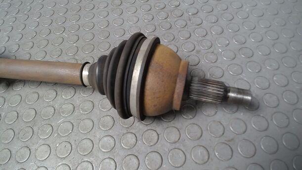 Foto: ANTRIEBSWELLE LINKS ( SCHALTGETRIEBE ) eines Mercedes-Benz A 200 CDI L