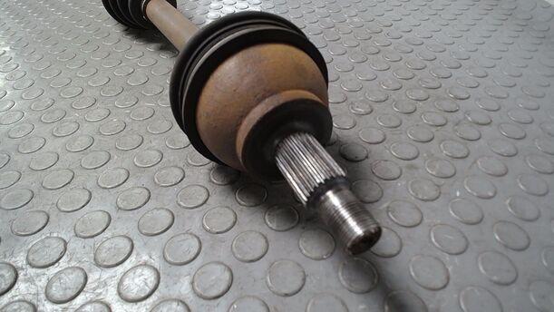 Foto: ANTRIEBSWELLE LINKS ( SCHALTGETRIEBE ) eines Mercedes-Benz A 200 CDI L