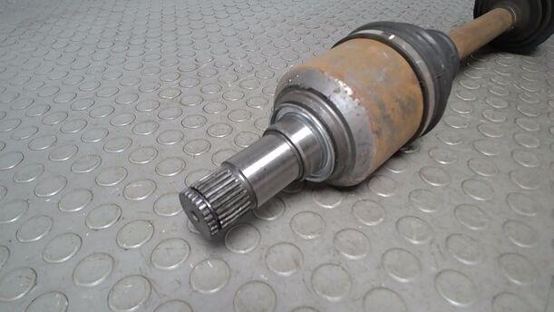 Foto: ANTRIEBSWELLE LINKS ( SCHALTGETRIEBE ) eines Mercedes-Benz A 200 CDI L
