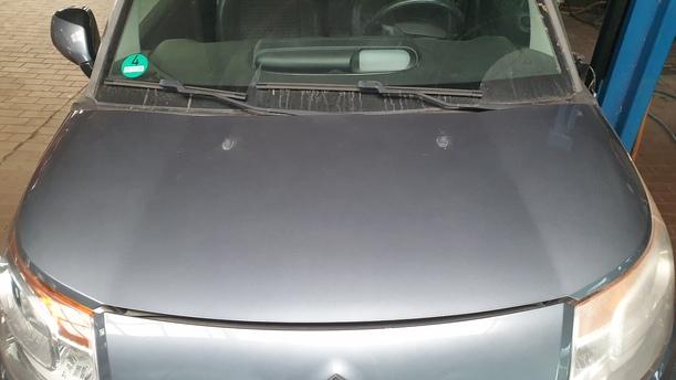 Foto: MOTORHAUBE eines Citroen C3 Picasso VTi 120 L
