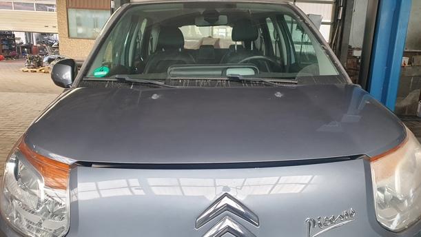 Foto: MOTORHAUBE eines Citroen C3 Picasso VTi 120 L