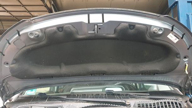 Foto: MOTORHAUBE eines Citroen C3 Picasso VTi 120 L