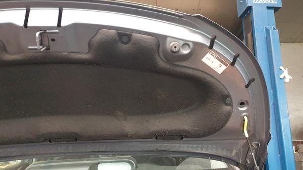 Foto: MOTORHAUBE eines Citroen C3 Picasso VTi 120 L