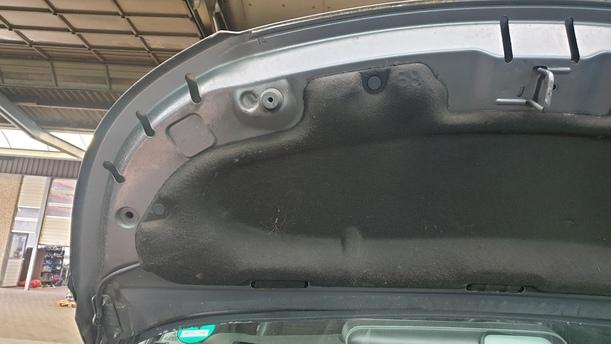 Foto: MOTORHAUBE eines Citroen C3 Picasso VTi 120 L