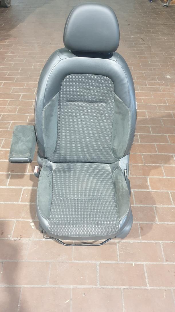 Foto: FAHRERSITZ/ SITZ VORN LINKS eines Citroen C3 Picasso VTi 120 L