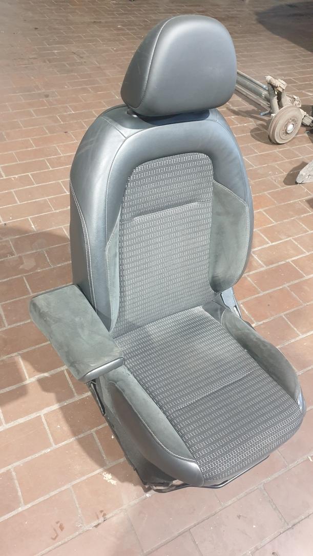 Foto: FAHRERSITZ/ SITZ VORN LINKS eines Citroen C3 Picasso VTi 120 L
