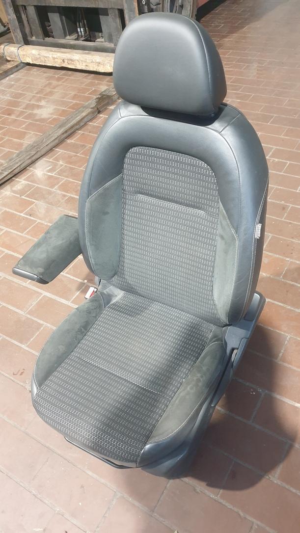 Foto: FAHRERSITZ/ SITZ VORN LINKS eines Citroen C3 Picasso VTi 120 L