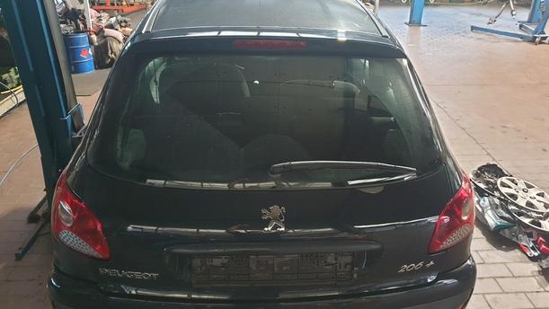 Foto: HECKKLAPPE / HECKDECKEL eines Peugeot 206+ 60 L