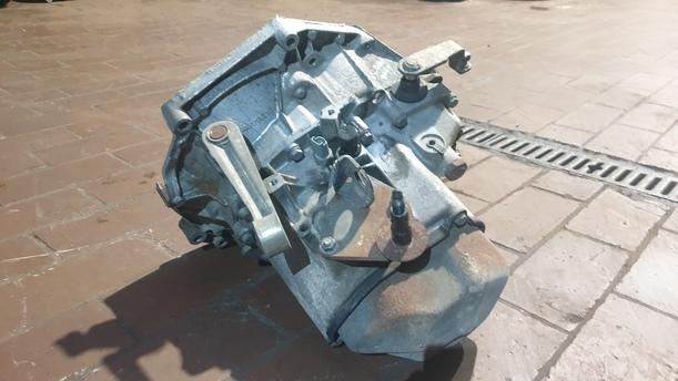 Foto: SCHALTGETRIEBE 5 GANG eines Peugeot 206+ 60 L