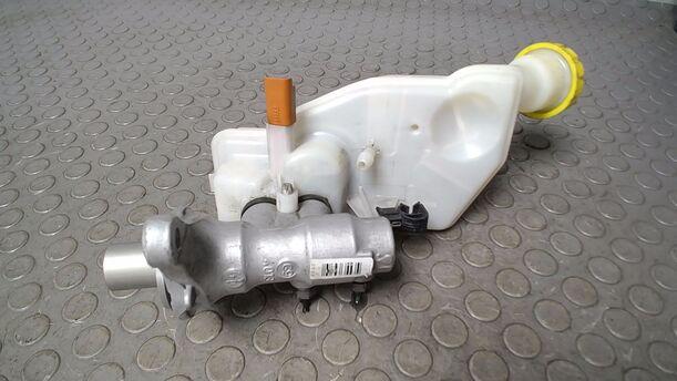 Foto: HAUPTBREMSZYLINDER eines Citroen C3 Picasso VTi 120 L