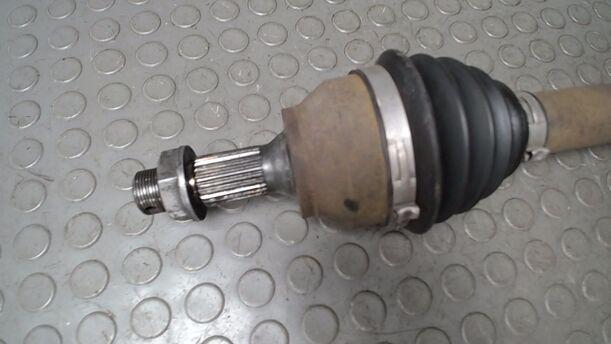 Foto: ANTRIEBSWELLE LINKS ( SCHALTGETRIEBE ) eines Citroen C3 Picasso VTi 120 L