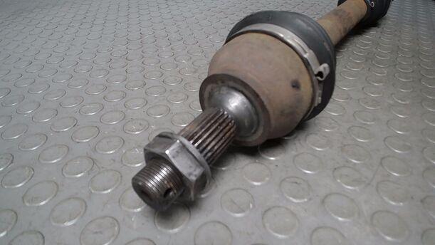 Foto: ANTRIEBSWELLE LINKS ( SCHALTGETRIEBE ) eines Citroen C3 Picasso VTi 120 L