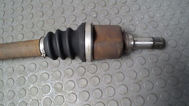 Foto: ANTRIEBSWELLE LINKS ( SCHALTGETRIEBE ) eines Citroen C3 Picasso VTi 120 L