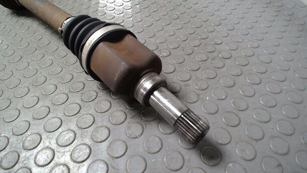 Foto: ANTRIEBSWELLE LINKS ( SCHALTGETRIEBE ) eines Citroen C3 Picasso VTi 120 L