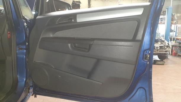 Foto: TÜR VORNE RECHTS eines Opel Zafira 1.9 CDTI GL