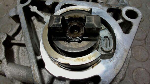 Foto: VAKUUMPUMPE / UNTERDRUCKPUMPE eines Opel Zafira 1.9 CDTI LX