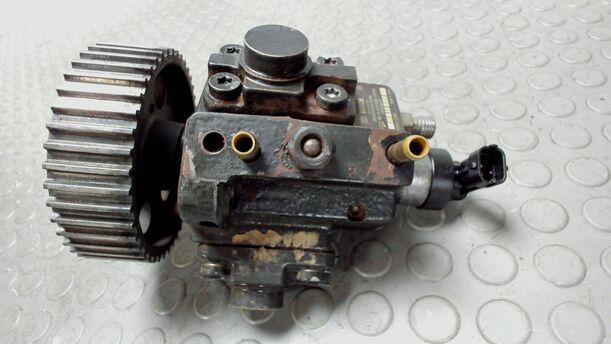 Foto: HOCHDRUCKPUMPE / DIESELEINSPRITZPUMPE eines Opel Zafira 1.9 CDTI LX