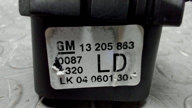 Foto: LICHTSCHALTER ( OHNE NEBELSCHEINWERFER ) eines Opel Zafira 1.9 CDTI Style