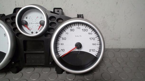 Foto: TACHOEINHEIT/ KOMBIINSTRUMENT eines Peugeot 206+ 60 LX
