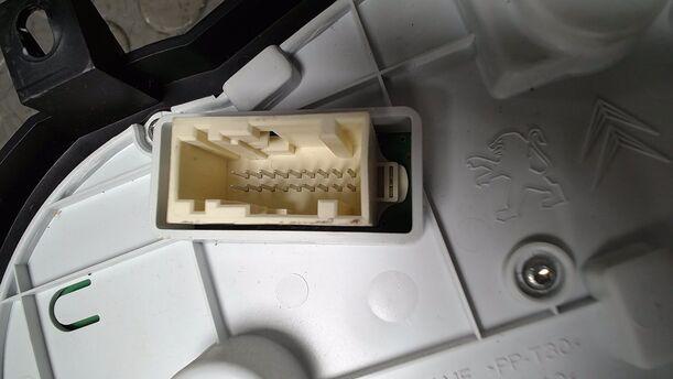 Foto: TACHOEINHEIT/ KOMBIINSTRUMENT eines Peugeot 206+ 60 LX