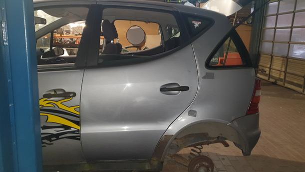 Foto: TÜR HINTEN LINKS ( KURZ ) eines Mercedes-Benz A 140 GLXi