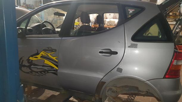 Foto: TÜR HINTEN LINKS ( KURZ ) eines Mercedes-Benz A 140 GLXi