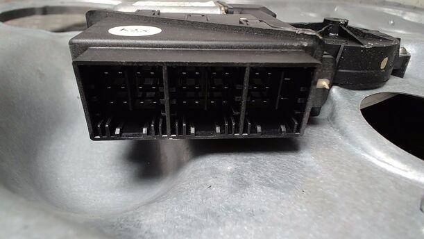 Foto: FENSTERHEBER ELEKTRISCH VORN LINKS ( 4/5 TÜRER ) eines VW Polo 1.2 GLXi