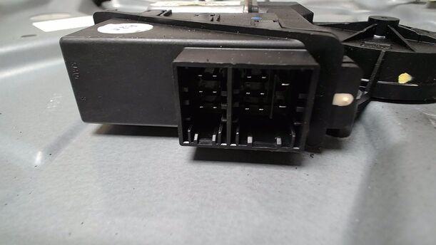 Foto: FENSTERHEBER ELEKTRISCH HINTEN LINKS eines VW Polo 1.2 GLXi