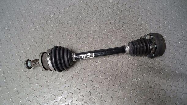 Foto: ANTRIEBSWELLE LINKS ( SCHALTGETRIEBE ) eines VW Polo 1.2 GLXi