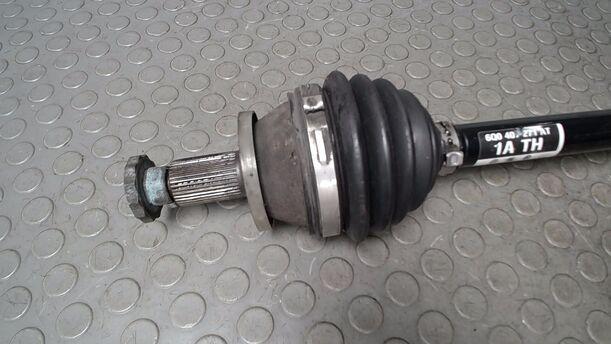 Foto: ANTRIEBSWELLE LINKS ( SCHALTGETRIEBE ) eines VW Polo 1.2 GLXi