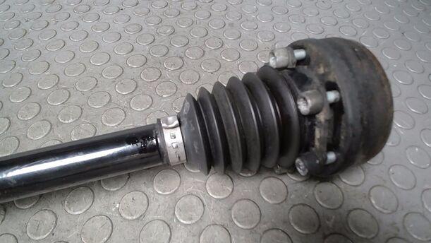 Foto: ANTRIEBSWELLE LINKS ( SCHALTGETRIEBE ) eines VW Polo 1.2 GLXi