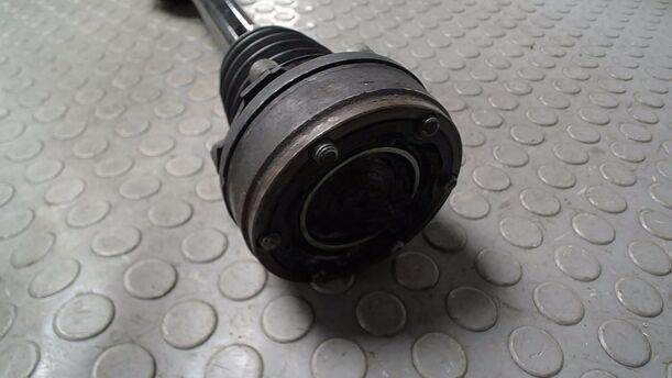 Foto: ANTRIEBSWELLE LINKS ( SCHALTGETRIEBE ) eines VW Polo 1.2 GLXi