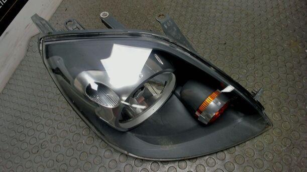 Foto: SCHEINWERFER RECHTS eines Ford Fiesta 1.4 GLXi