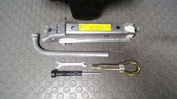 Foto: WAGENHEBER/ BORDWERKZEUG eines VW Polo 1.2 GLXi