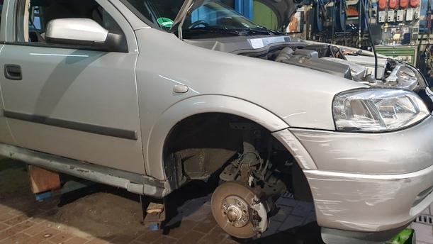 Foto: KOTFLÜGEL RECHTS eines Opel Astra 1.6 GL