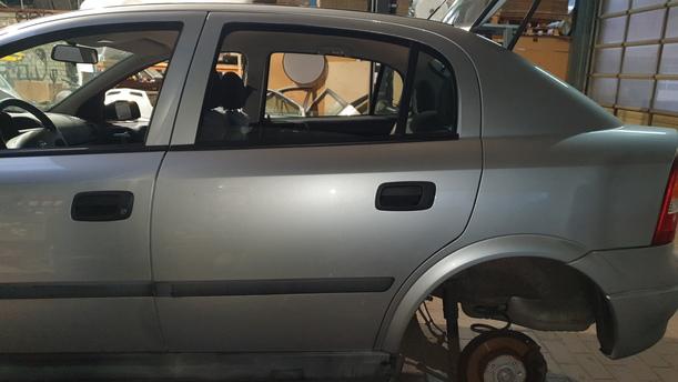 Foto: TÜR HINTEN LINKS eines Opel Astra 1.6 GL
