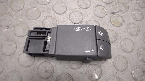 Foto: SCHALTER RADIOBEDIENUNG eines Renault Twingo 1.2 16V Aut. GL