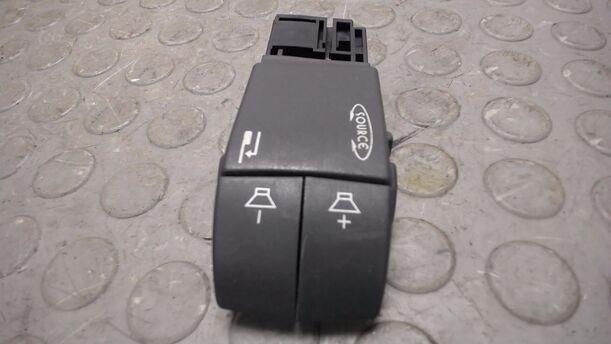 Foto: SCHALTER RADIOBEDIENUNG eines Renault Twingo 1.2 16V Aut. GL