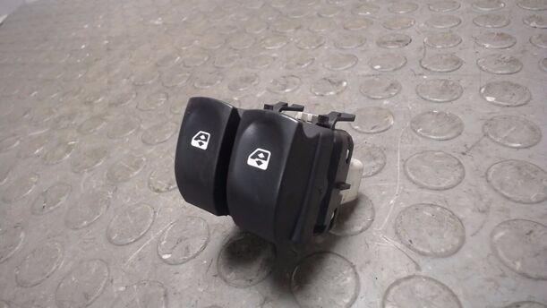 Foto: FENSTERHEBERSCHALTER eines Renault Twingo 1.2 16V Aut. GL