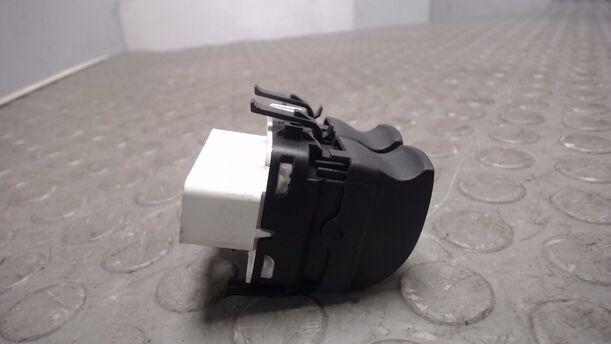 Foto: FENSTERHEBERSCHALTER eines Renault Twingo 1.2 16V Aut. GL