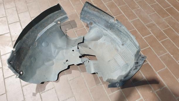 Foto: RADHAUSSCHALEN / INNENKOTFLÜGEL VORN RECHTS eines Renault Scenic 1.6
