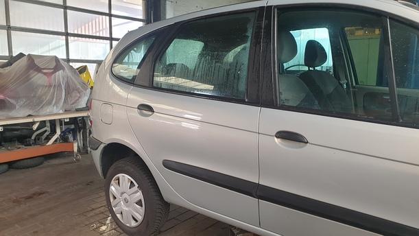 Foto: TÜR HINTEN RECHTS eines Renault Scenic 1.6