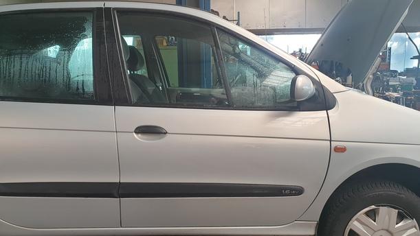 Foto: TÜR VORNE RECHTS eines Renault Scenic 1.6