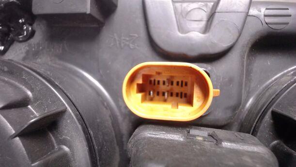 Foto: SCHEINWERFER RECHTS (GEKLEBT) eines Renault Scenic 1.6