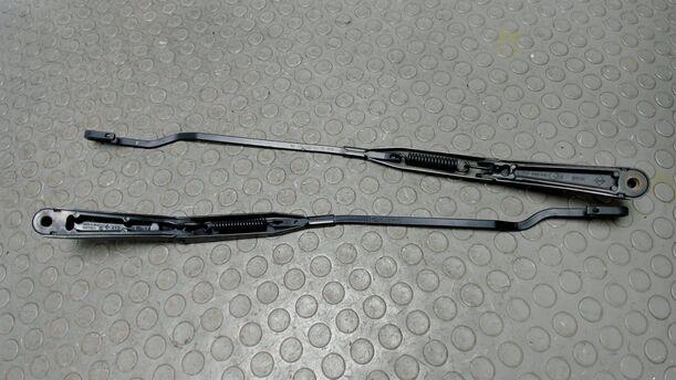 Foto: SCHEIBENWISCHERARME VORN eines Opel Astra 1.6