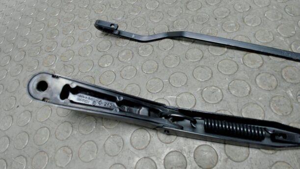 Foto: SCHEIBENWISCHERARME VORN eines Opel Astra 1.6